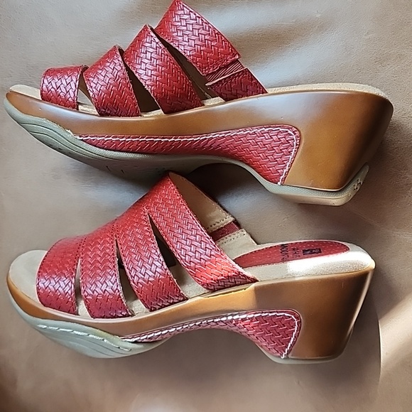 White Mountain Red Woven Mules - Picture 4 of 7